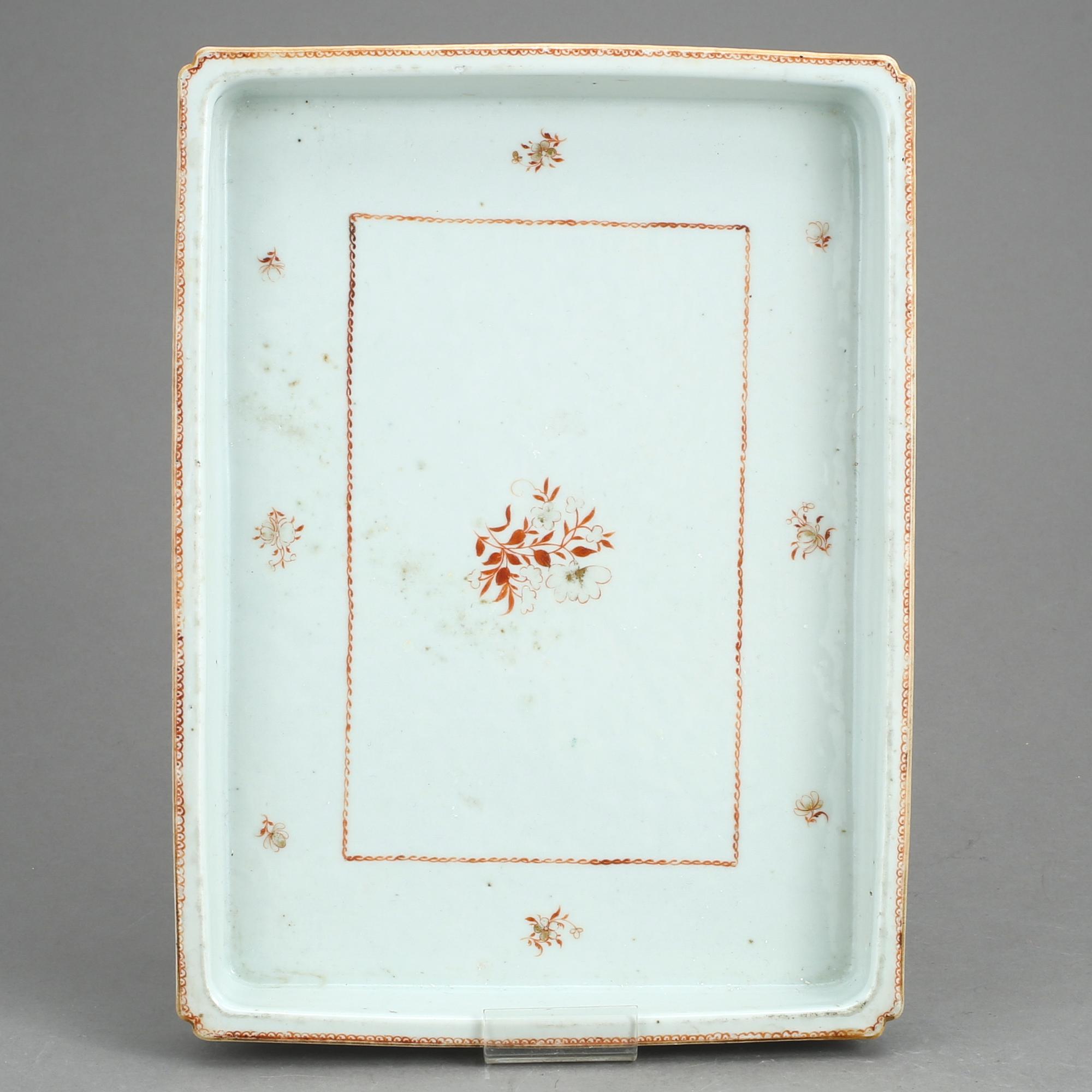 BRICKA, kompaniporslin. Kina, 1700-tal.