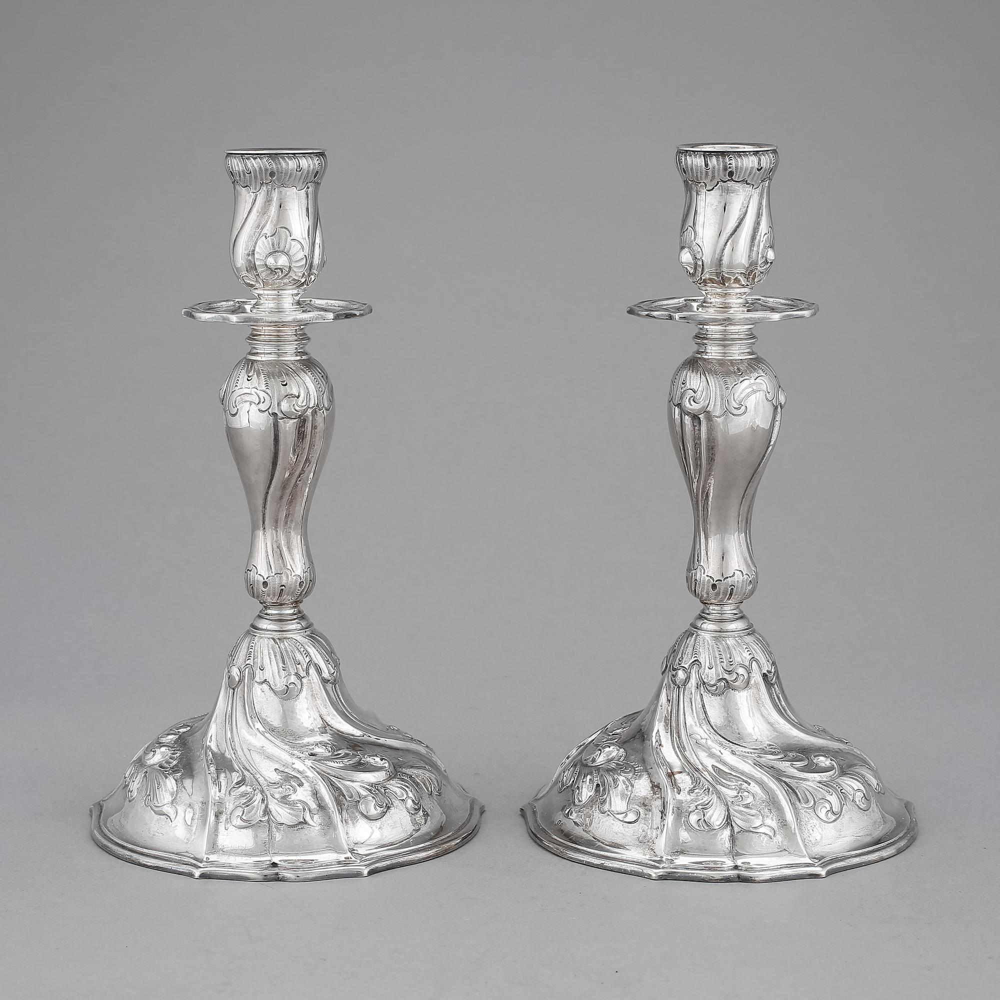 LJUSSTAKAR, ett par, silver, rokokostil, svenska importstämplar, 1900-tal. Vikt ca 933g.
