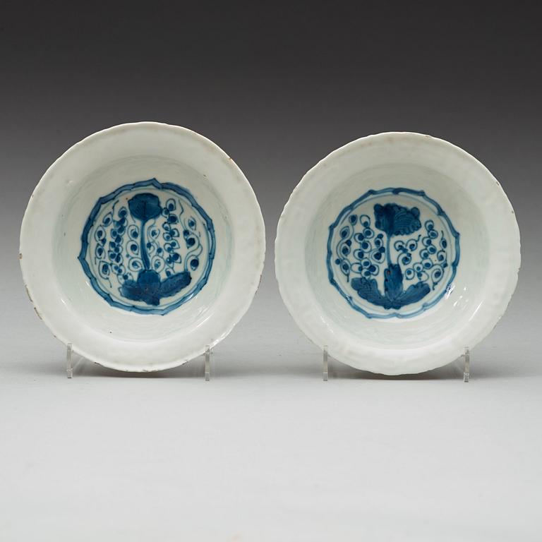 A group of six blue and white dishes, Ming dynasty, Wanli (1572-1620).