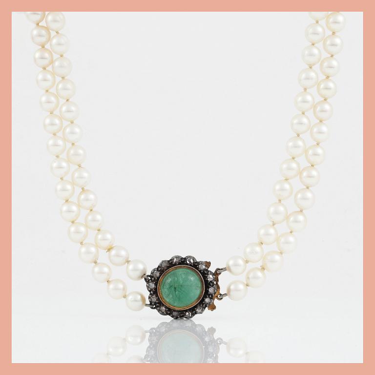 PÄRLCOLLIER, tvåradigt, med odlade saltvattenspärlor. Lås med rosenslipade diamanter och cabochonslipad smaragd.