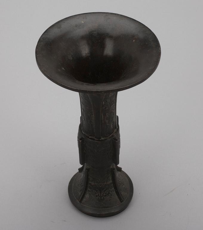 OFFERBÄGARE, patinerad mässing, arakaiserande, Kina 1800-tal.