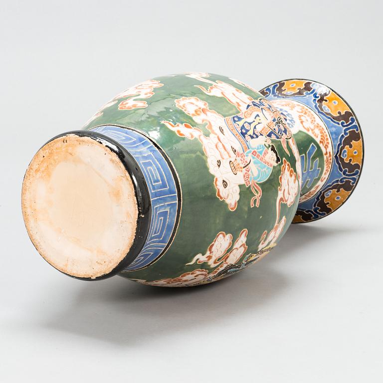 Lattiamaljakko, keramiikkaa, Kiina 1950-luku.