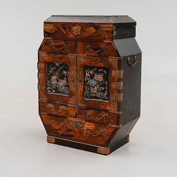 KABINETTSKÅP, 1800-talets andra hälft.