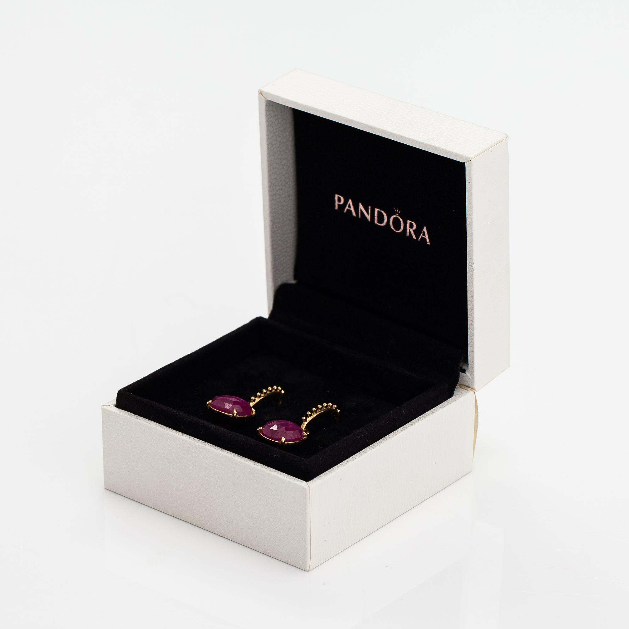 Pandora, örhängen, 14K guld och blyglasbehandlad rubin.
