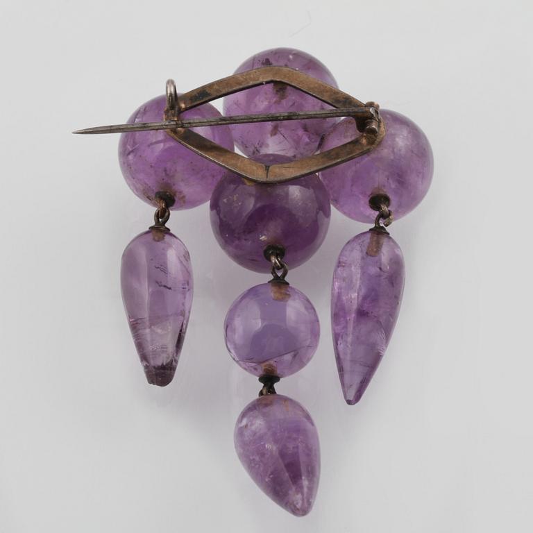 COLLIER SAMT BROSCH, metall med ametister.