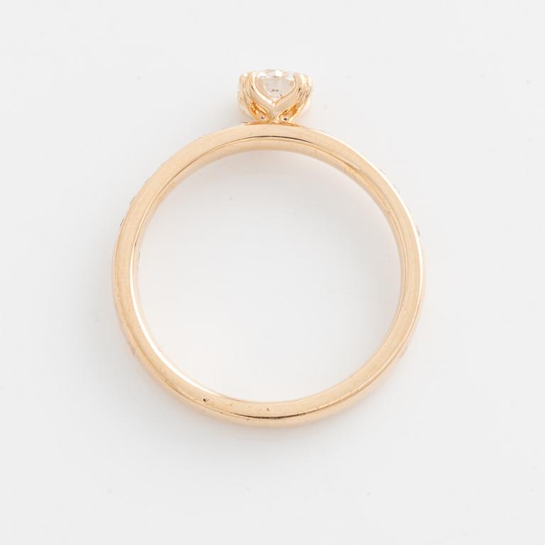 Ring with brilliant-cut diamond.