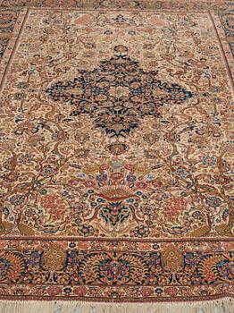 A CARPET, a semi-antique Tabriz, ca 297,5 x 195 cm.