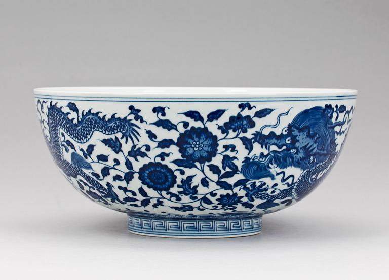 SKÅL, porslin, Qianlongstil, Kina, 1900/2000-tal. Modern tillverkning.