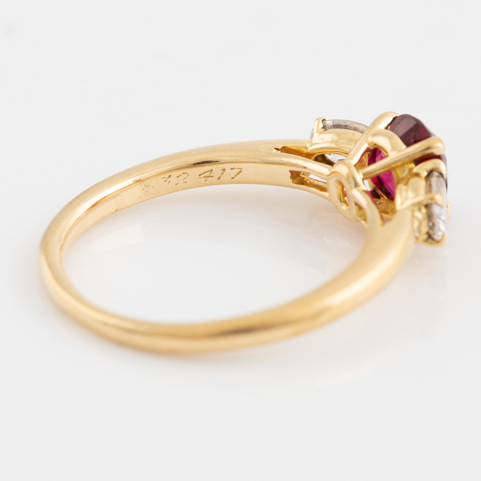 Cartier, Ring med oval rubin och ovala diamanter.