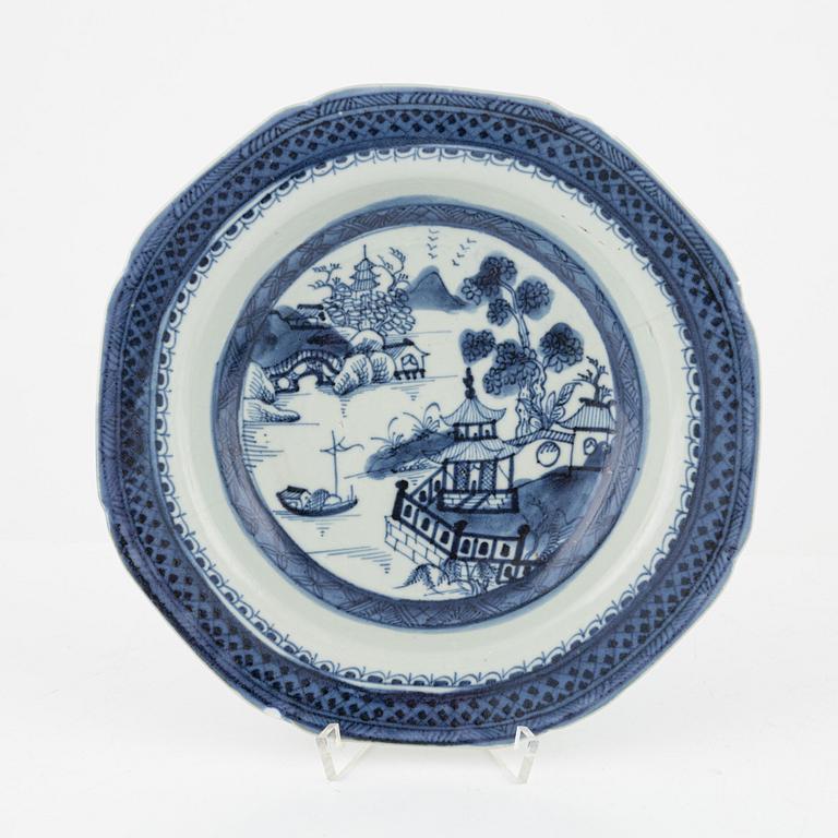Servisdelar, porslin, 43 st, Kina, Qingdynastin, mestadels Qianlong (1735-95).