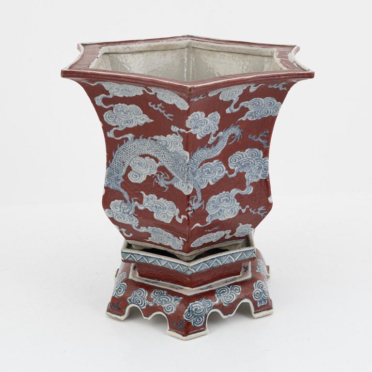 A Chinese porcelain dragon flower pot with stand, late Qing dynasty / early 20th century.