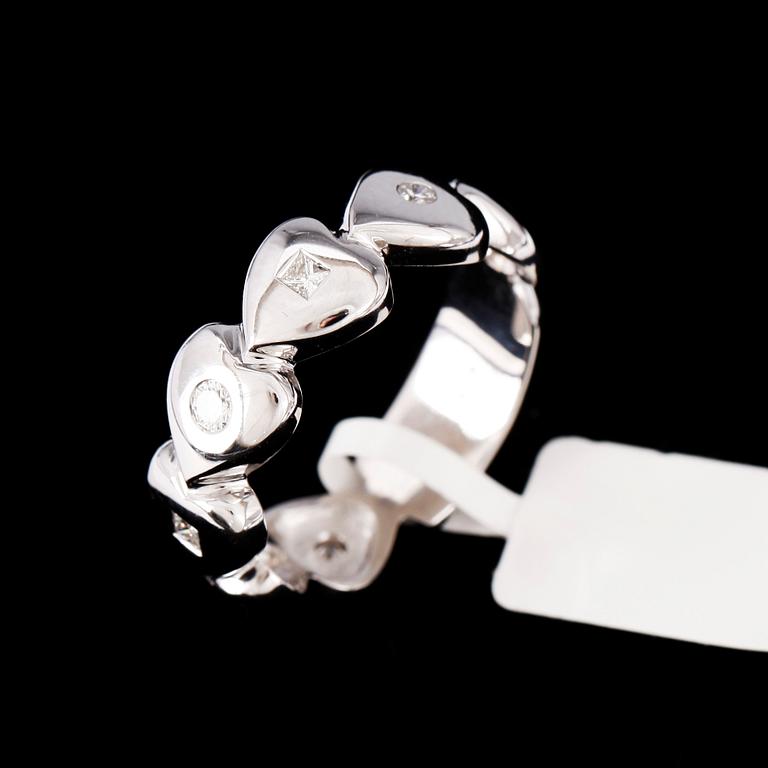 RING, 18k vitguld, 7 diamanter tot ca 0,26ct. Vikt ca 5,30 gram.