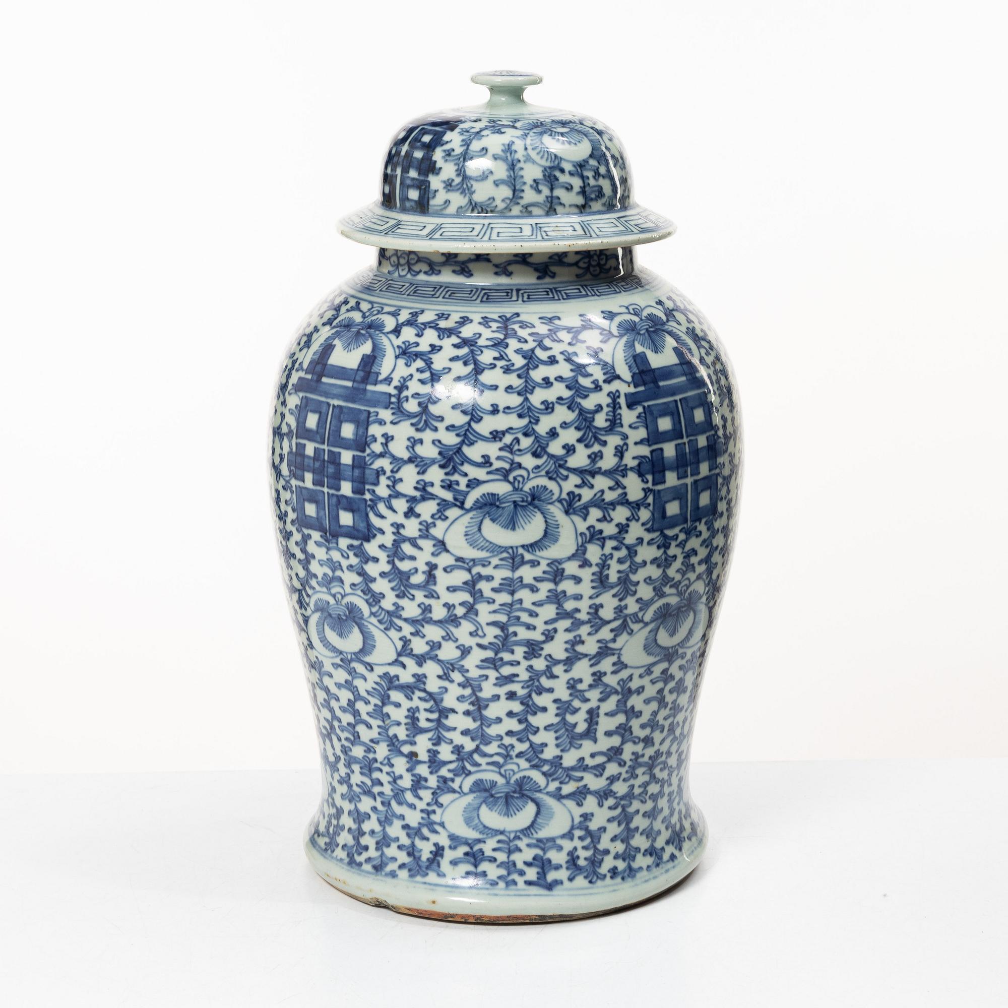 Urna med lock, porslin, Kina, Qingdynastin 1800-tal.