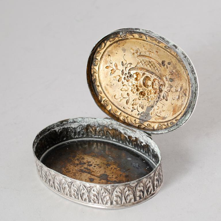 DOSA, silver, importstämplar. Vikt 96 g.