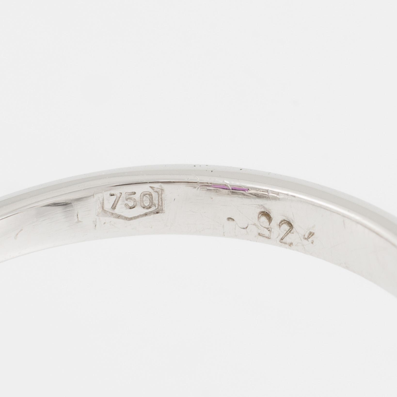 Ring, 18K white gold with pink sapphire and brilliant-cut diamonds.