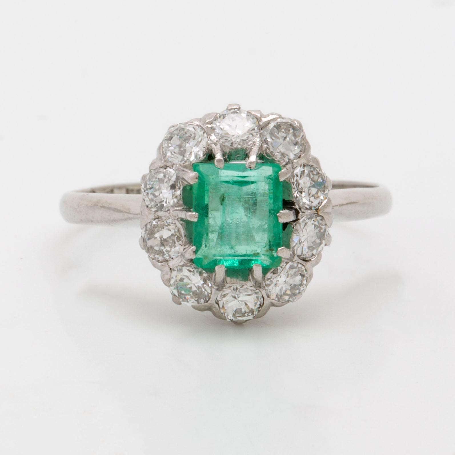 Ring 18K vitguld med 1 smaragd ca 5x4 mm samt briljanter ca 0,50 ct totalt,  Peterson Stockholm,
