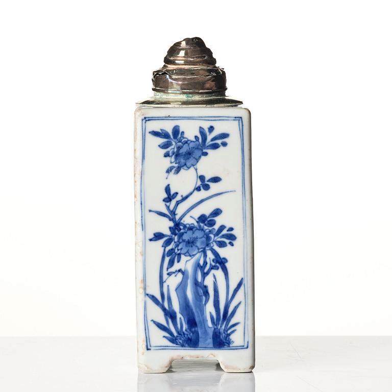 A blue and white tea caddy, Qing dynasty, Kangxi (1662-1722).