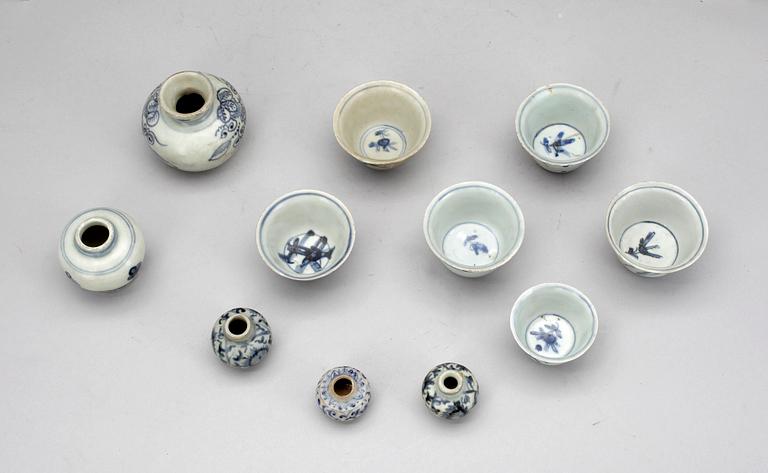 FAT samt KOPPAR och KRUKOR, 15 delar, porslin, Kina. 1800-tal.