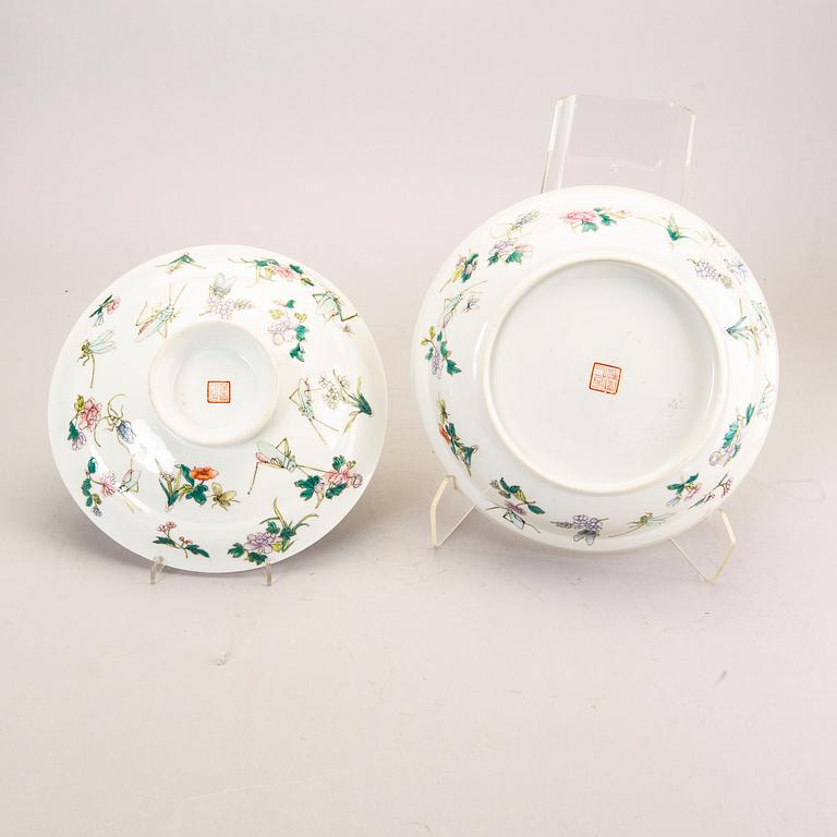 A Chinese bowl with cover, 20th Century.