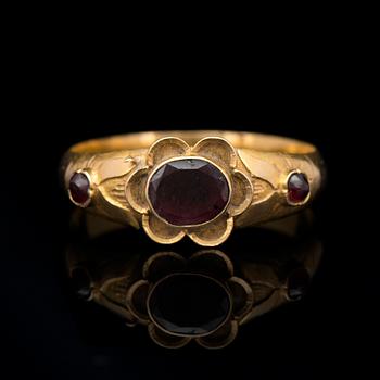 RING, fasettslipade granater, 18K guld. Herman Miettinen, Tavastehus 1886.