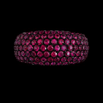 RING, 18K vitguld, rubiner tot ca 2.25 ct.