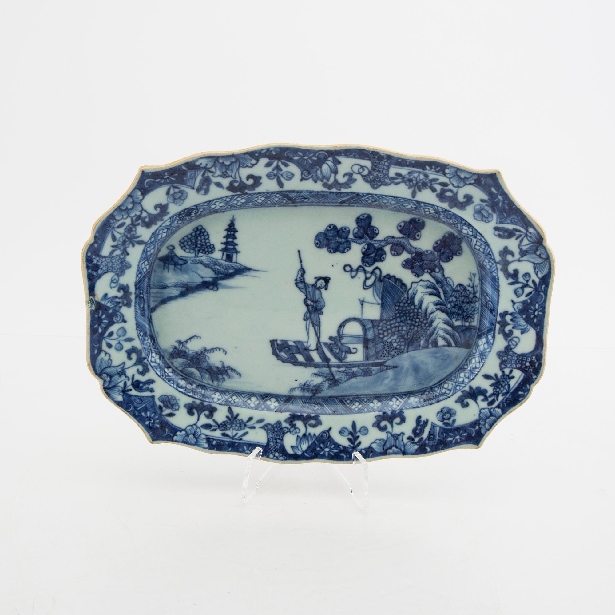 Uppläggningsfat 2 st Kina Qianlong (1736-95) porslin.