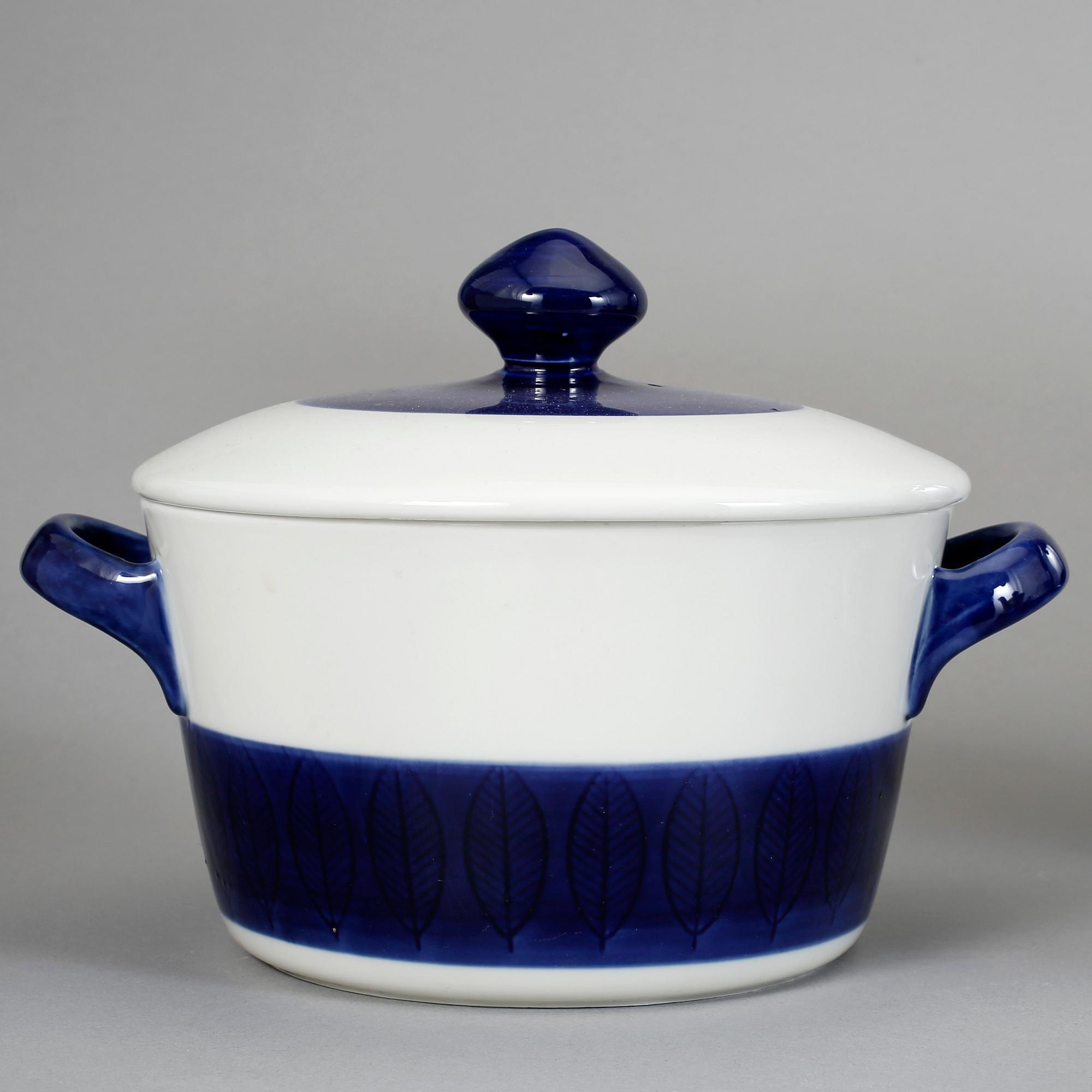 MAT-, KAFFE- & TESERVISDELAR, 41 st. "Koka blå", Rörstrand. Formgiven av Hertha Bengtsson, i produktion 1956-1988.