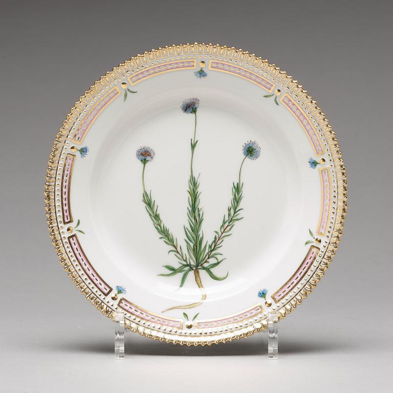 ASSIETTER, 12 stycken, porslin. "Flora Danica", Royal Copenhagen, Danmark, 1900-tal.