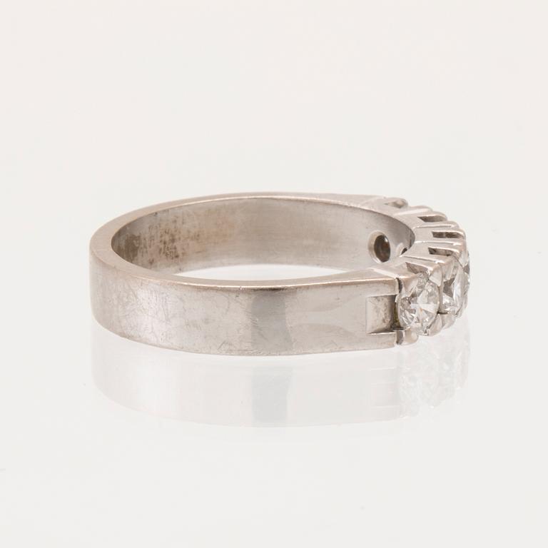 Half-eternity ring in 18K white gold with round brilliant-cut diamonds.