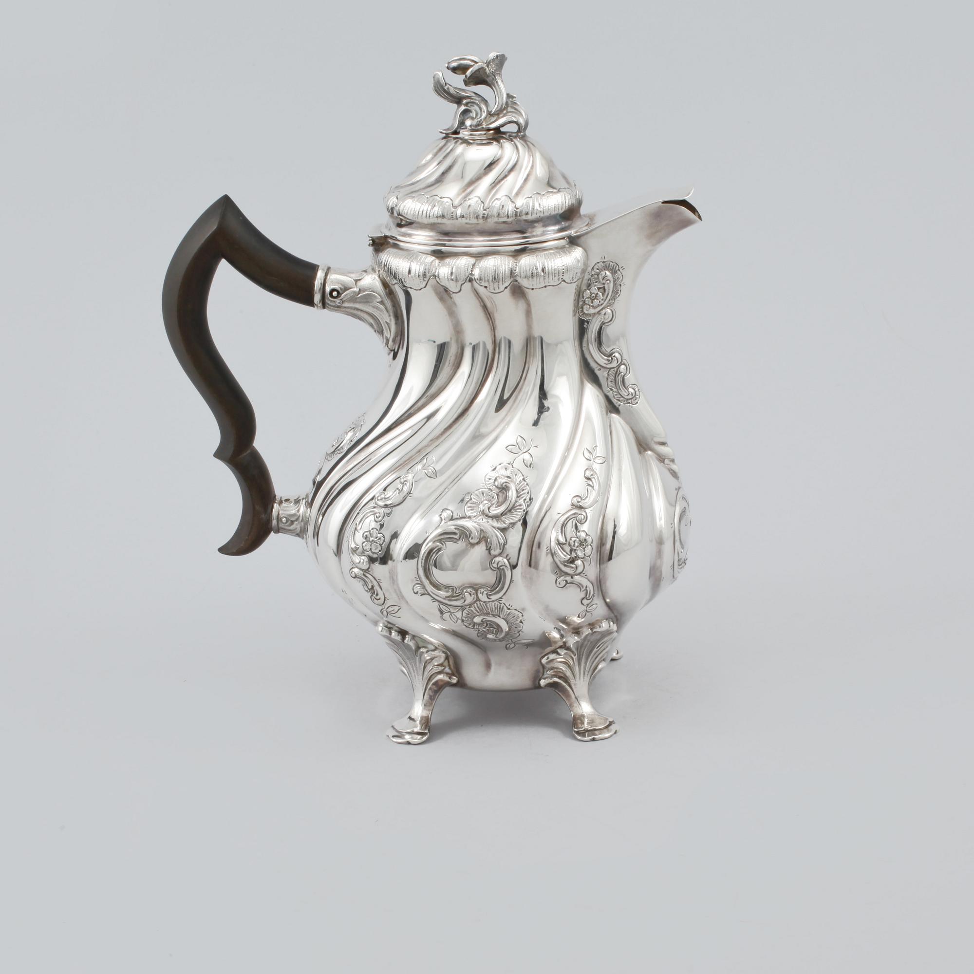 KAFFEKANNA, silver, rokokostil, C G Hallberg, Stockholm, 1942, vikt 751 gram.