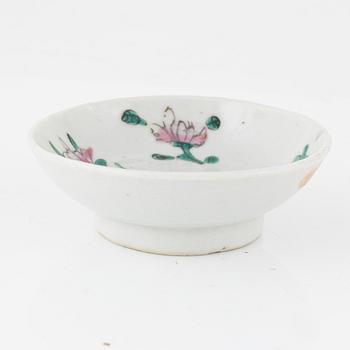 Burk med lock och kopp, kopp med lock samt skål, porslin, Kina, sen Qingdynasti, sent 1800-tal.