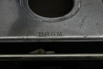LEKSAKSSPIS, plåt, märkt DRGM, cirka 1910-tal.