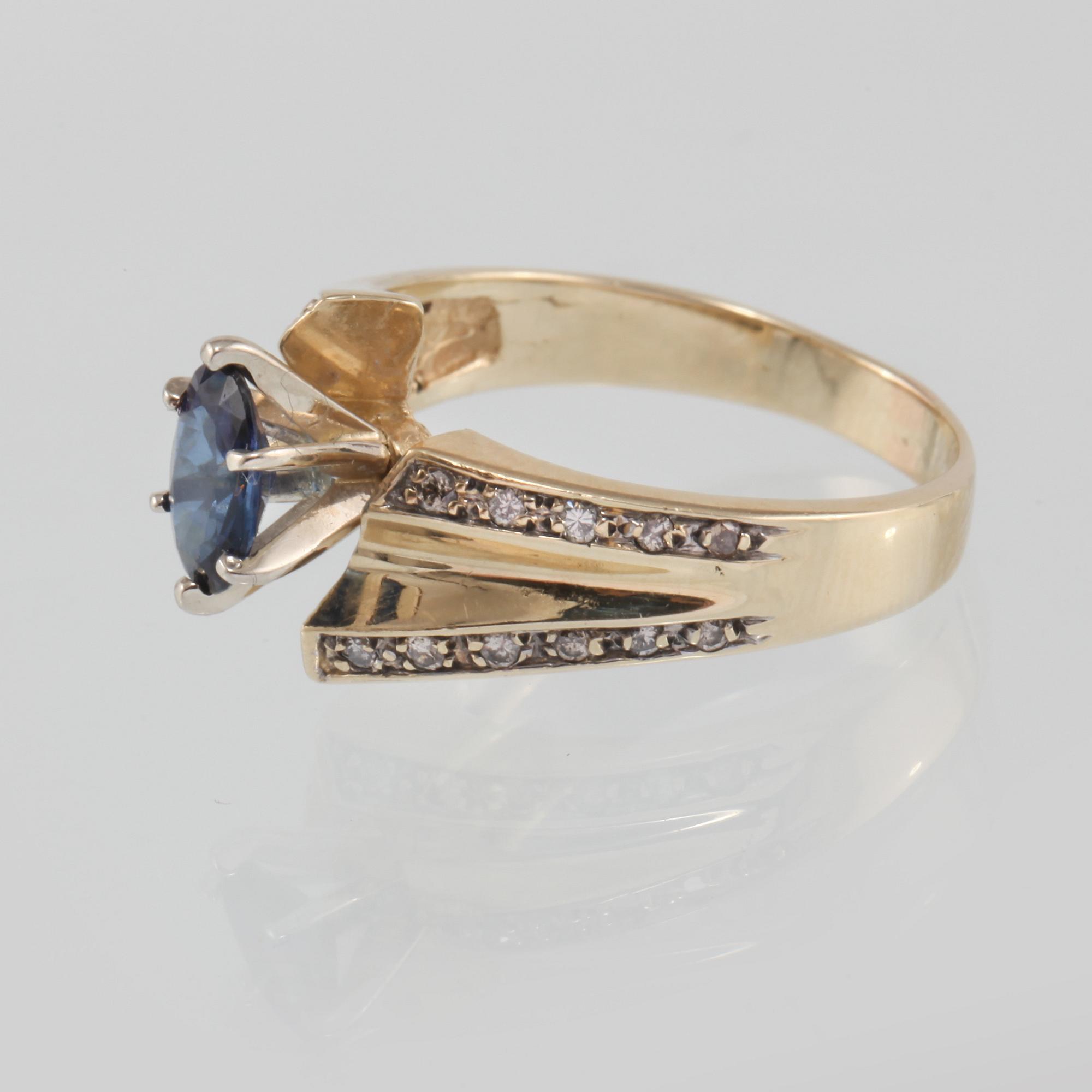 RING, 14K guld med ovalslipad blå safir samt 22 briljantslipade diamanter. Vikt 4,9 gram.