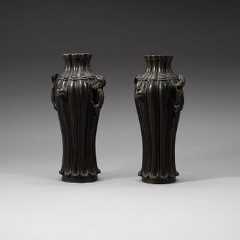 A pair of bronze vases, Qing dynasty, 19th Century.