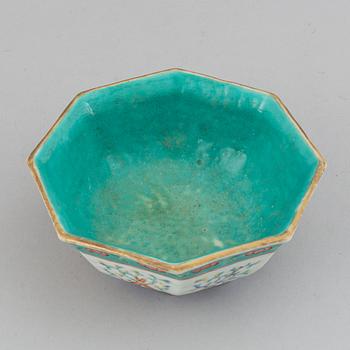 A small famille rose bowl, late Qing dynasty, 19th Century.