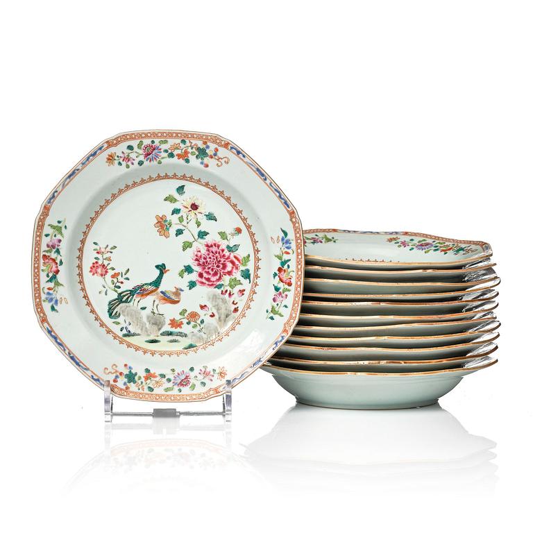 Sopptallrikar, 12 stycken, porslin. Qingdynastin, Qianlong (1736-95).