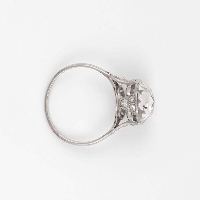A large rose-cut diamond ring. Circa 1.25 cts.