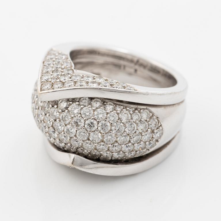Ring 18K vitguld med briljantslipade diamanter.