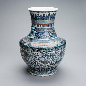 CHINESE PORCELAIN URN, Guangxu 1875-1908.