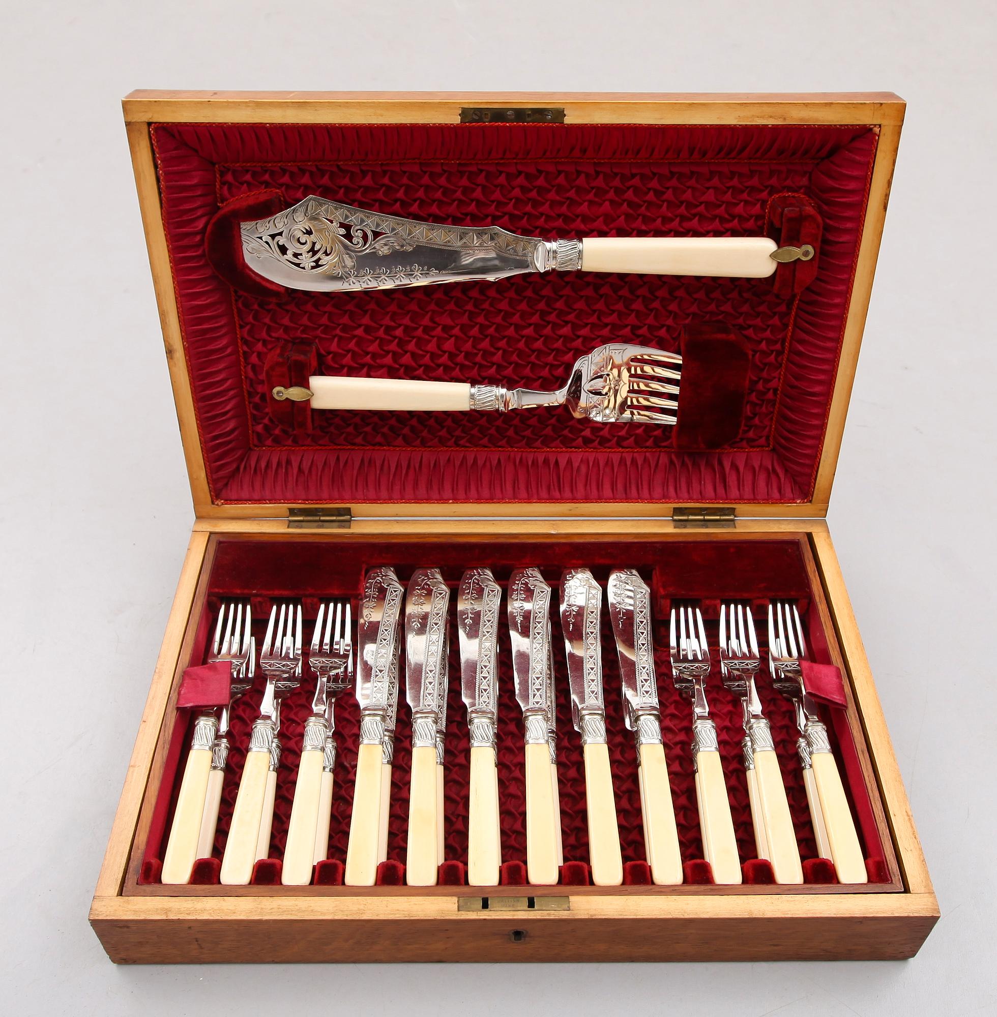 FISKBESTICK, 26 delar, nysilver, England, 1900-talets första hälft.