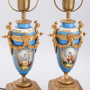 BORDSLAMPOR, 1 par, porslin och bronserad metall, Frankrike, 1900-talets första hälft.