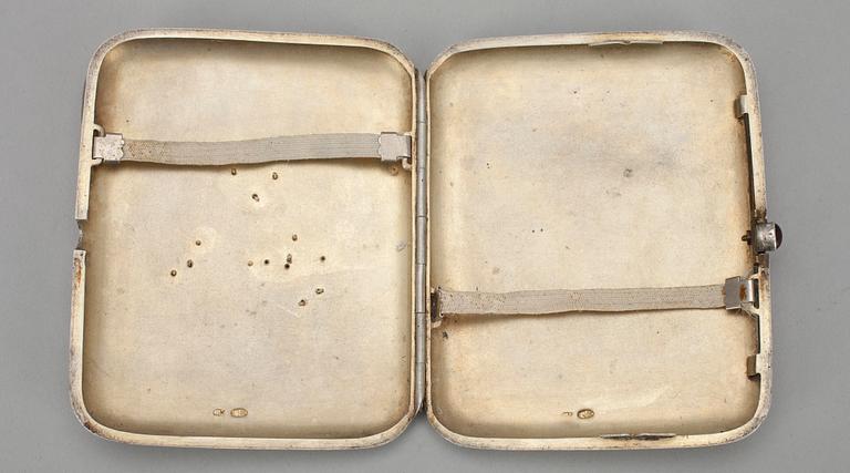 CIGARETTETUI, silver, Ryssland, Moskva ca 1913. 159g.