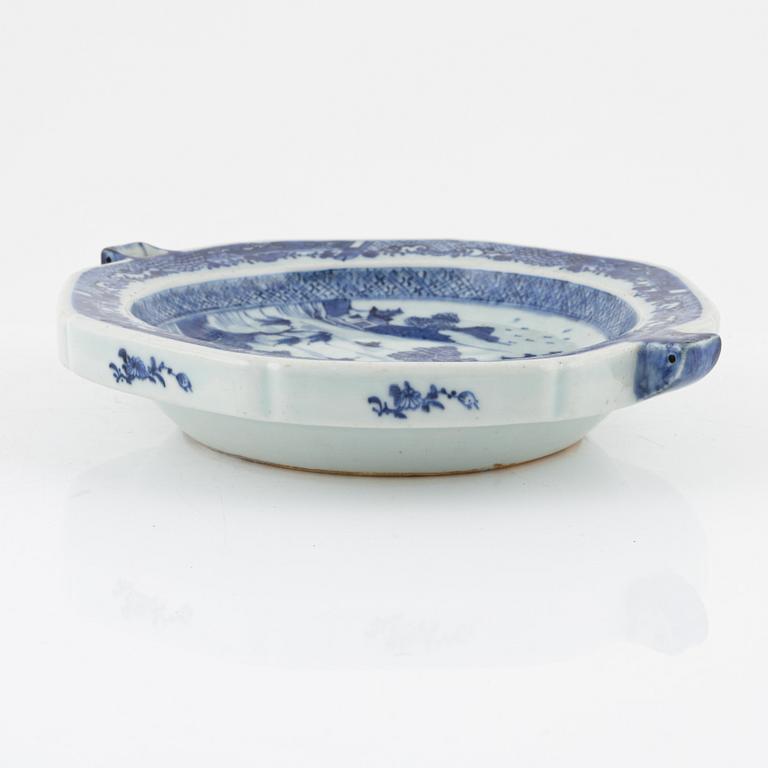 A blue and white warming plate, Qianlong (1736-95).
