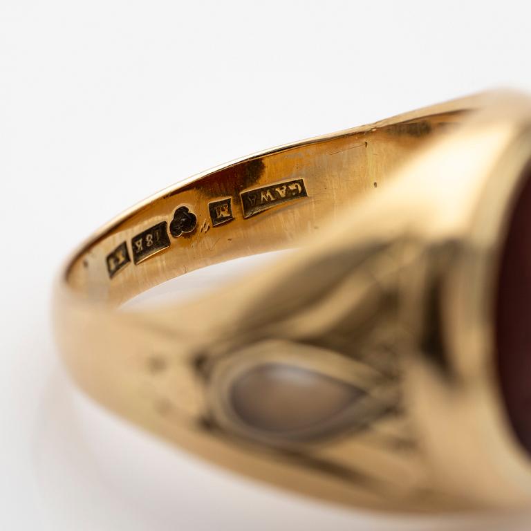 Cocktail ring, 18k gold with red and moonstones.