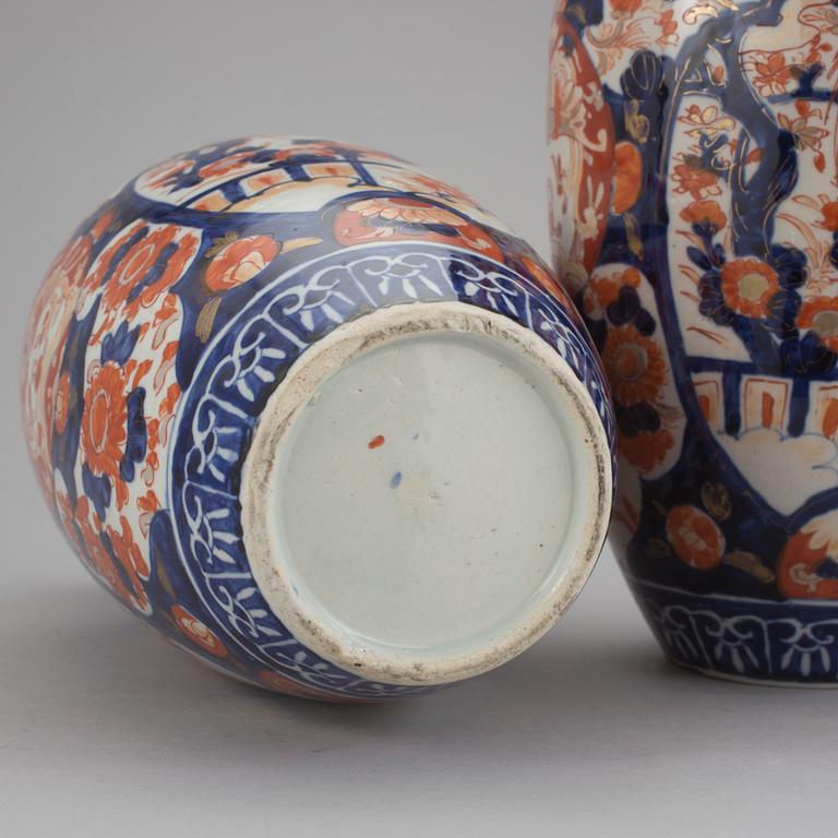 VASER, ett par, porslin, Imari, Japan, 1900-talets början.