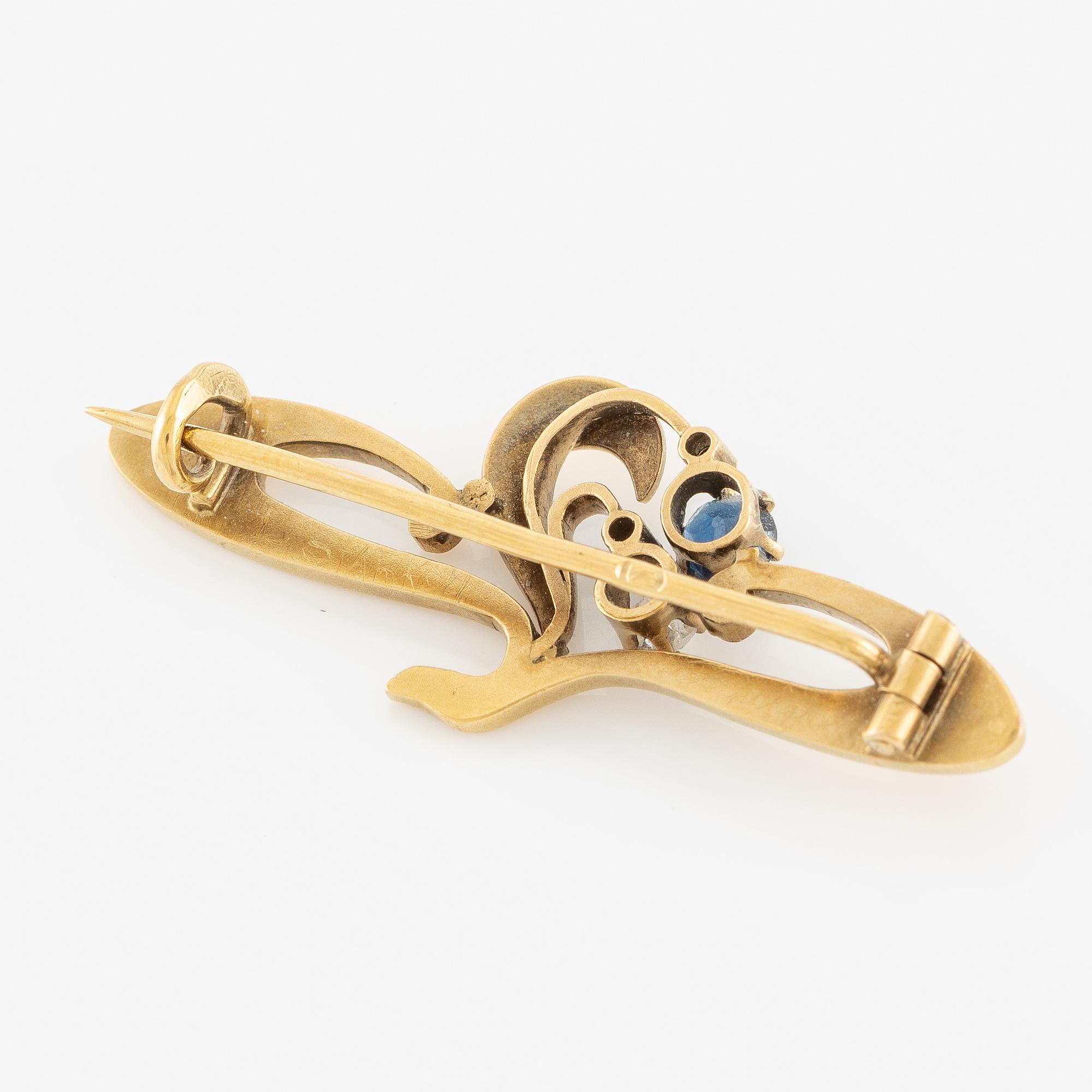Brooch, 14K gold, Art Nouveau, set with a sapphire and old-cut diamonds.