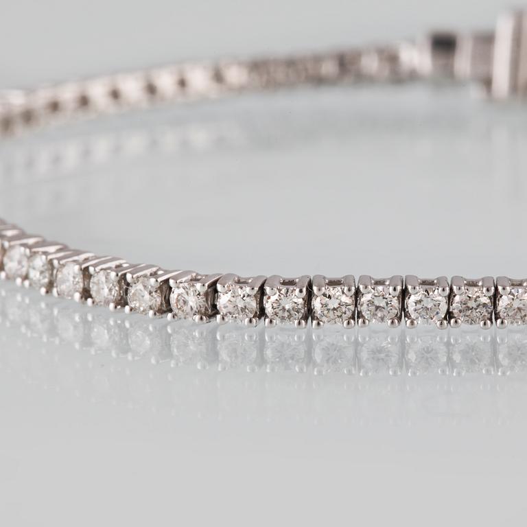 ARMBAND, 18K vitguld med 27 briljantslipade diamanter 2.29 ct. Vikt 9,6 gram.