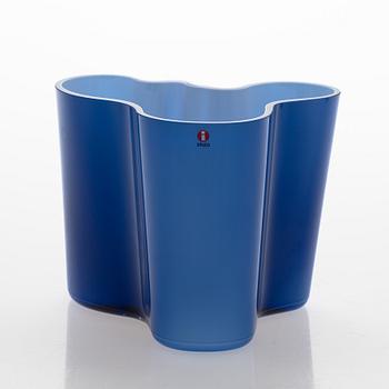 Alvar Aalto, Juhlamaljakko- ja malja, Suomi 100, Iittala numeroitu 386/4000 ja Iittala Suomi Finland 100.