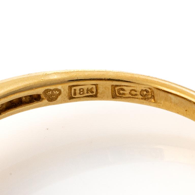 18K gold ring with a sapphire and brilliant-cut diamonds.