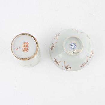 Two jars, a bowl, a vase and a container with cover, porcelain, China, 19th and 20th century.